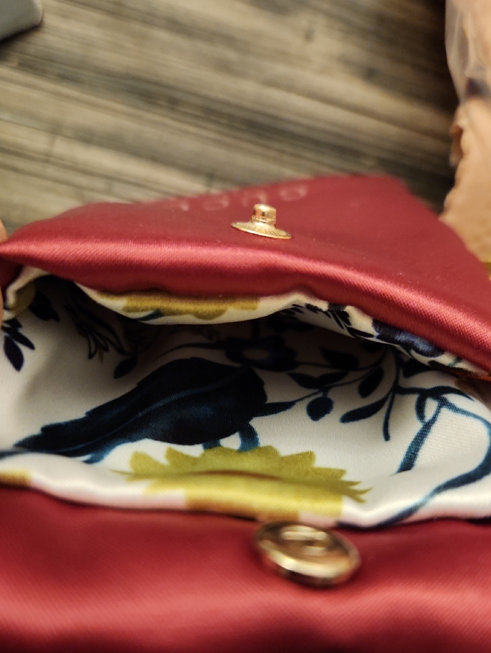 Gucci Floral Compact Mirror Gift With Purchase (GWP) - Picture 7 of 7